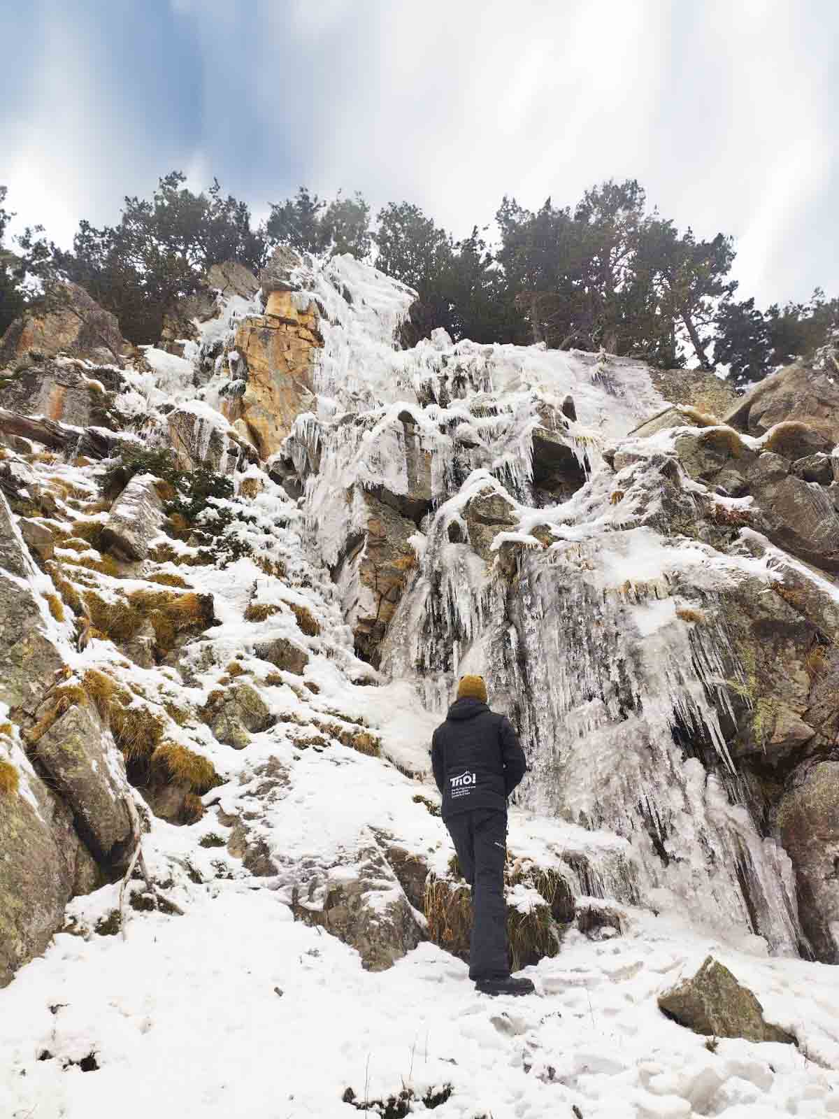 Une cascade de glace sur le Cambre d'Aze