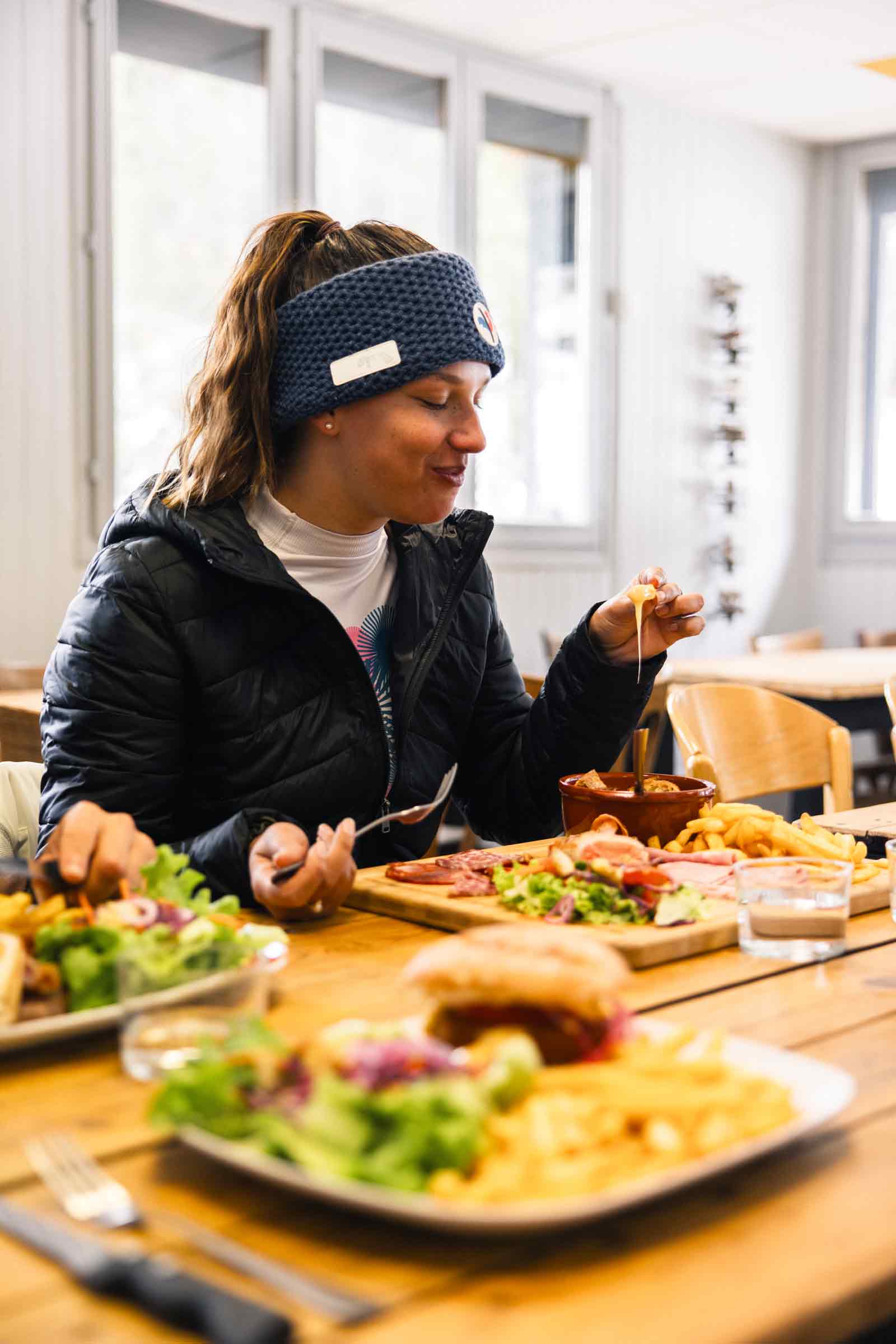 Une jeune femme mange au restaurant